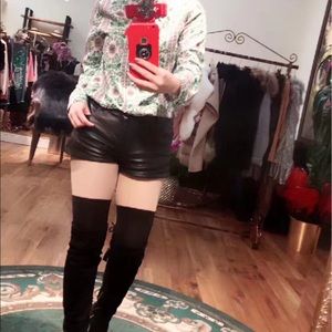 Blouse with the brooch